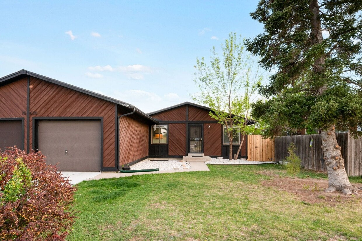 4BD, 2BA Arvada Half-Duplex with 1-Car Garage and Back Yard - 4BD, 2BA Arvada Half-Duplex with 1-Car Garage and Back Yard