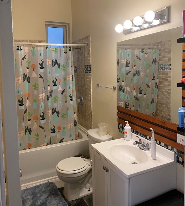 Bathroom - 922 S Claremont Ave