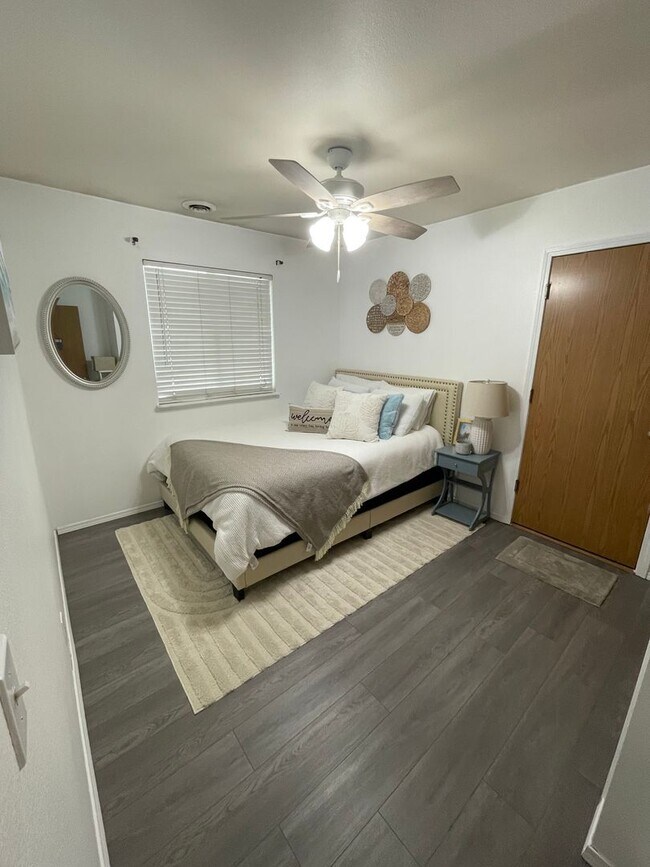 Building Photo - Southeast Boise Rental with Vaulted Ceilin...