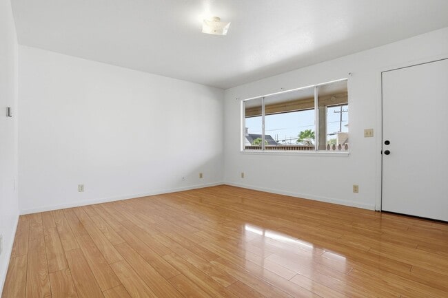 Building Photo - Spacious Upstairs Unit!