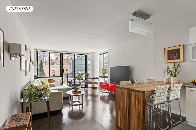 Building Photo - 255 E 49th St