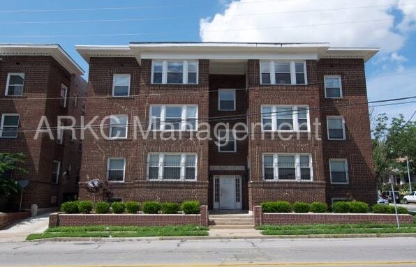 Primary Photo - 916 E 39th St