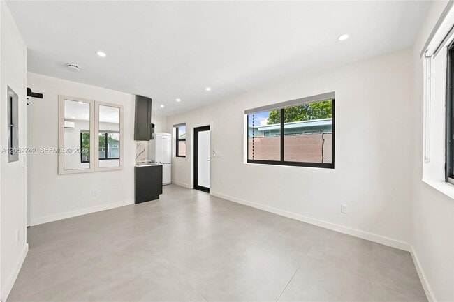 Foto del edificio - 1861 NW 27th St