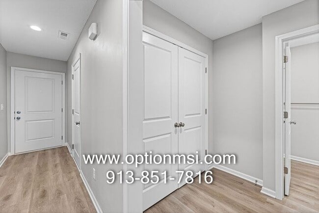 Building Photo - Fresh 3 Bedroom, 2 Bathroom Half Duplex