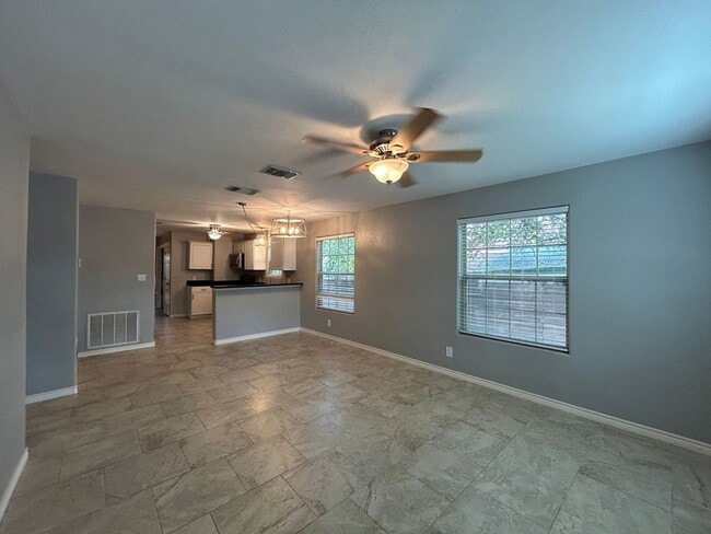 Foto del edificio - 3 Bedroom Craftsman Style House Close to D...