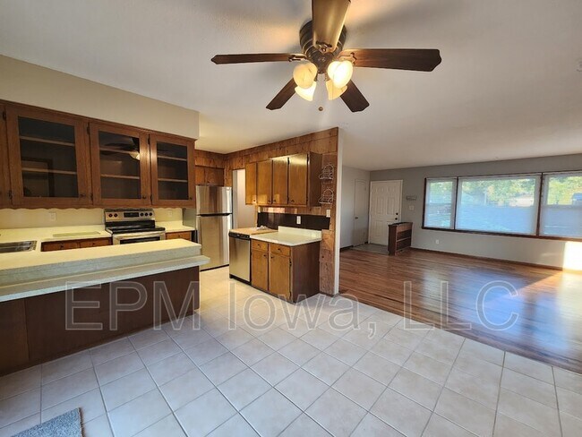Building Photo - 3740 Redbud Rd NE