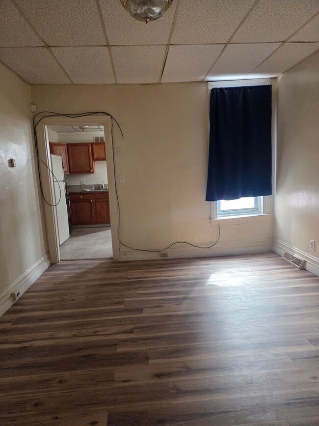 Building Photo - 654 Chestnut St