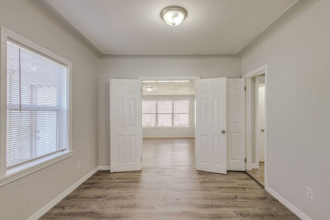 Building Photo - 875 19th Ave S