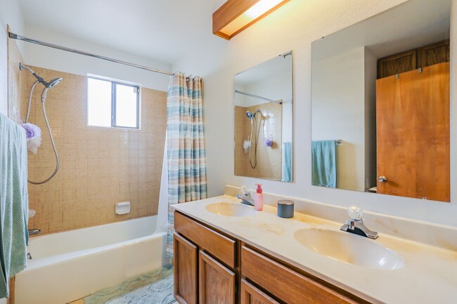 Foto del edificio - Spacious 3 Bedroom 2 bath with Solar Panels