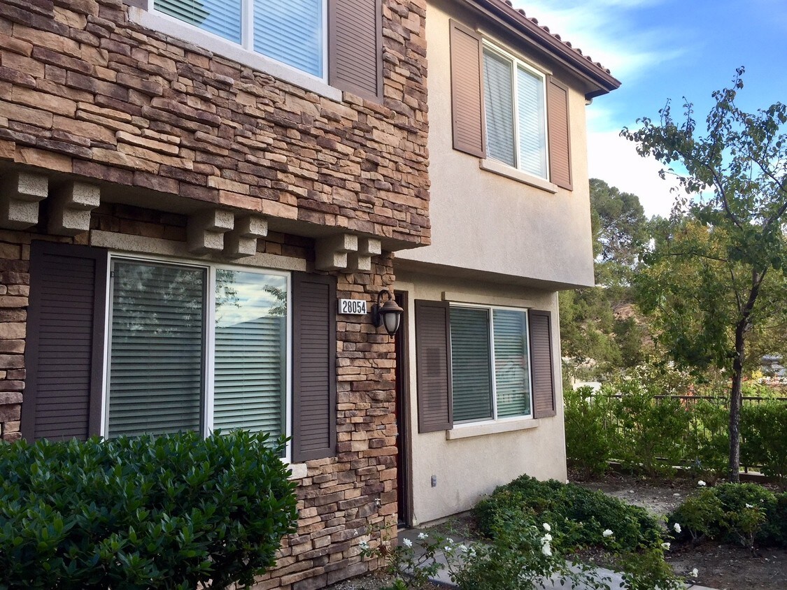 28054 Catherine Dr, Canyon Country, CA 91351 Townhouse for Rent in Canyon Country, CA