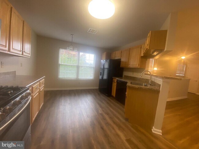 Building Photo - 102 Oriole Ct
