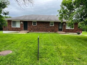 Building Photo - 1401 SE Hillside Dr