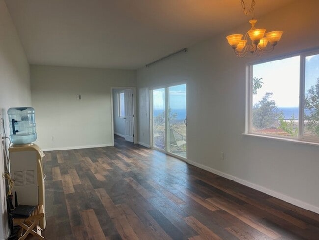 Building Photo - Pet friendly 3 bedroom / 2 bath home with ...