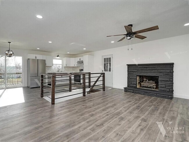 Building Photo - Spacious Renovated 4-Bedroom, 3-Bath Home