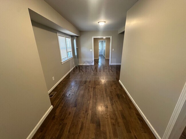 Foto del edificio - 3 bedroom / 1 bath home for rent -5519 Lydia KC MO- rent 975 - Christmas move in special! $300 of...