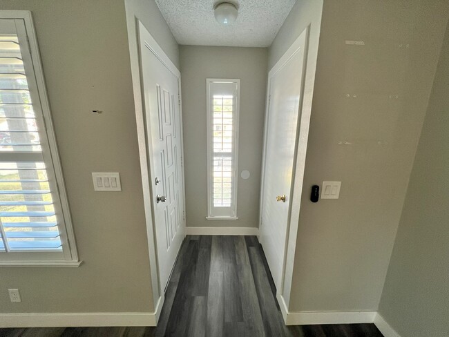 Building Photo - Stunning 2 bedroom, 2 bathroom residence n...