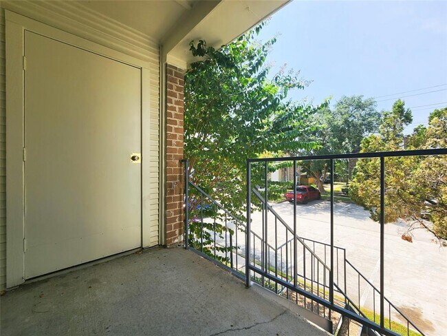 Building Photo - 3900 Woodchase Dr