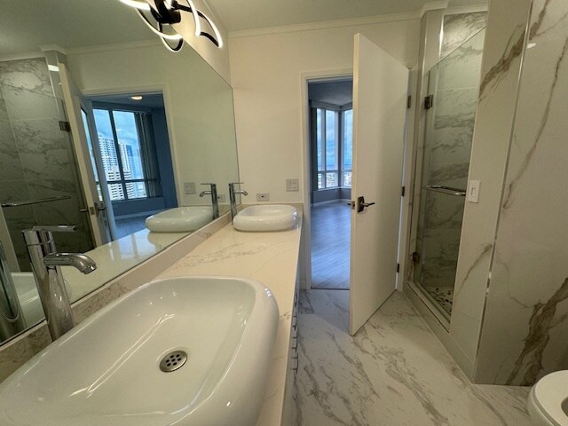 baño principal con ducha - 725 Kapiolani Blvd