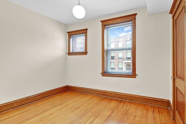 Building Photo - 3600 N Hermitage Ave