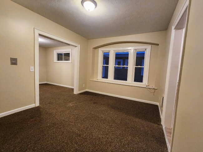 Building Photo - 656 Parsells Ave