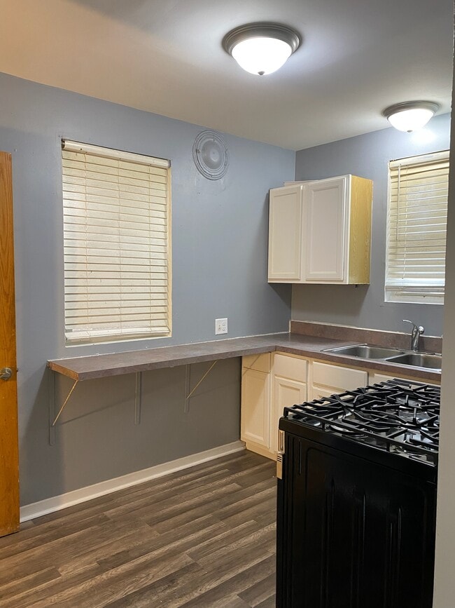 Building Photo - 9031 S Kingston Ave