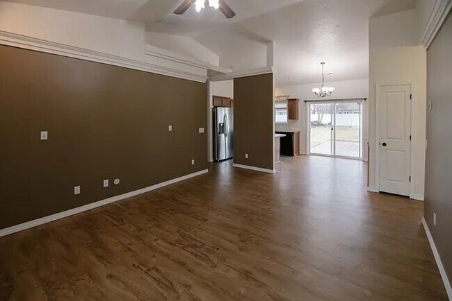 Foto del edificio - Charming 3-Bedroom Single-Level Home on Sp...