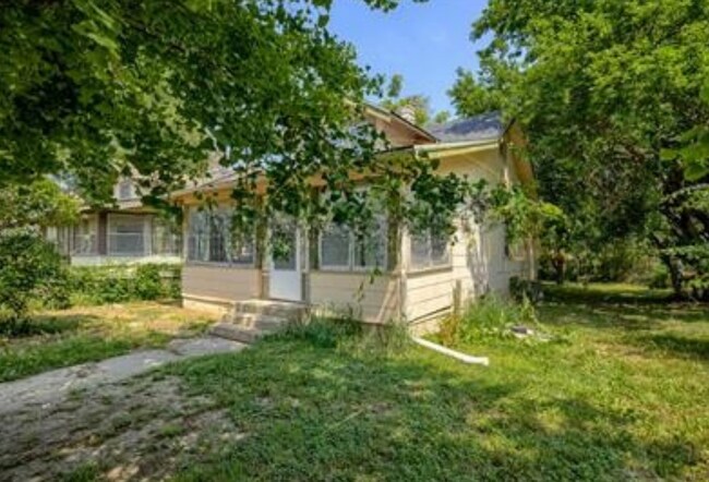 Foto del edificio - 2722 Crown Point Ave