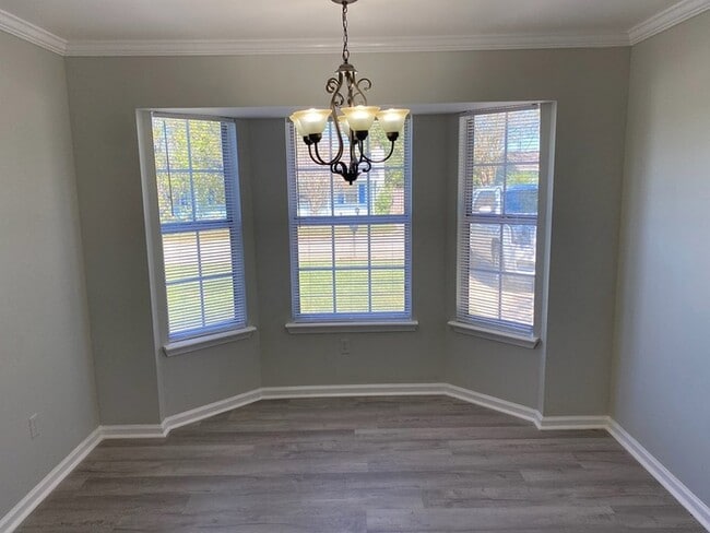 Building Photo - 213 Dahlia Dr