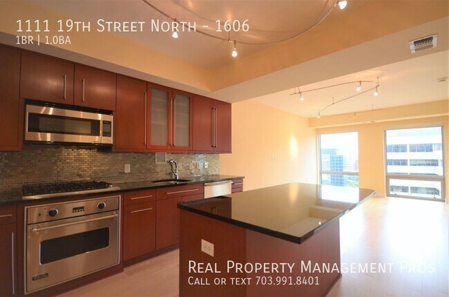 Building Photo - Luxury 1 Bed + Den in Rosslyn!