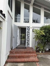 Building Photo - 408 N Flower St