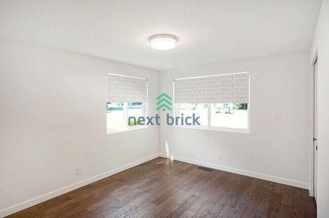 Building Photo - 3 Bed, 2.5 Bath Single Family Available fo...