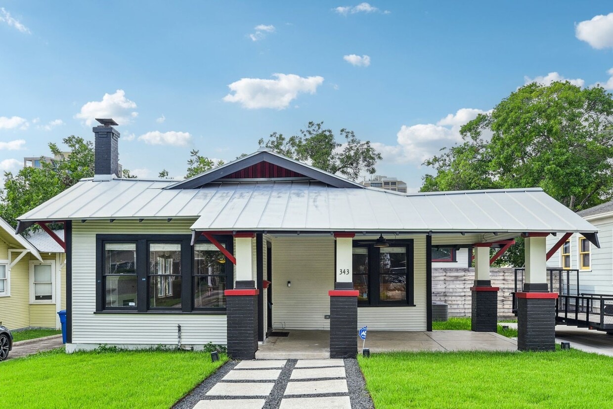 Primary Photo - RENOVATED MAHNCKE PARK GEM WITH POOL!!