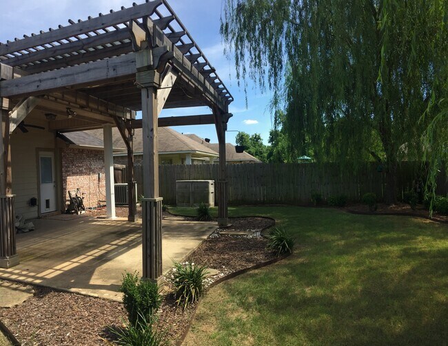 Building Photo - Close to Barksdale Air Base! Savannah Place!