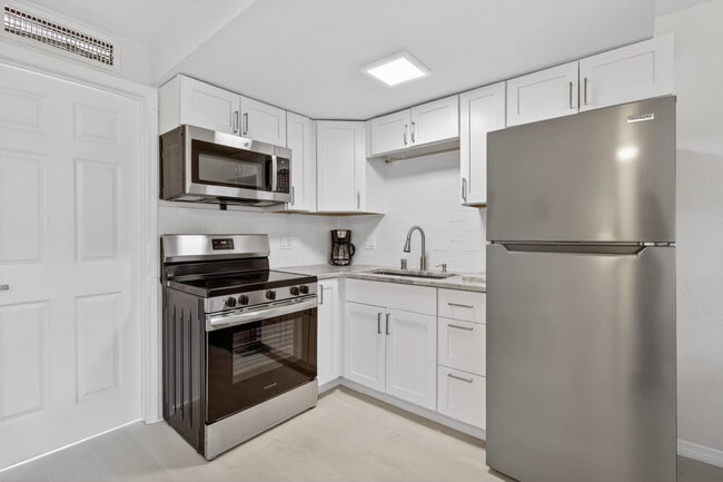 Building Photo - 2305 Tamarind Dr