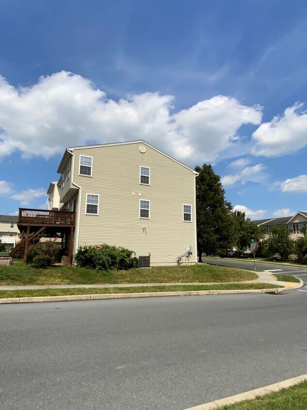 Primary Photo - 3 br, 2.5 bath House - 410 DICKENS DR