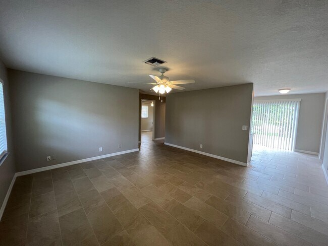 Foto del edificio - 1887 Breezy Ln