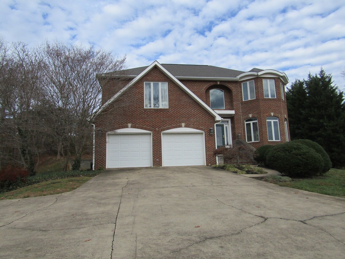 Primary Photo - 145 Arnold Palmer Dr