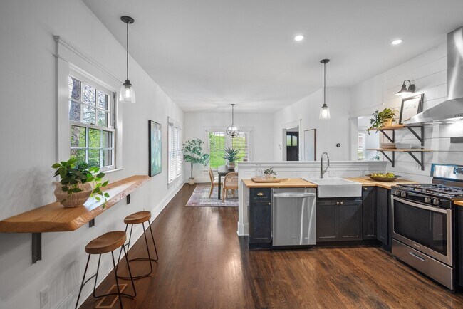 Foto del edificio - 3706 Hilltop Ln
