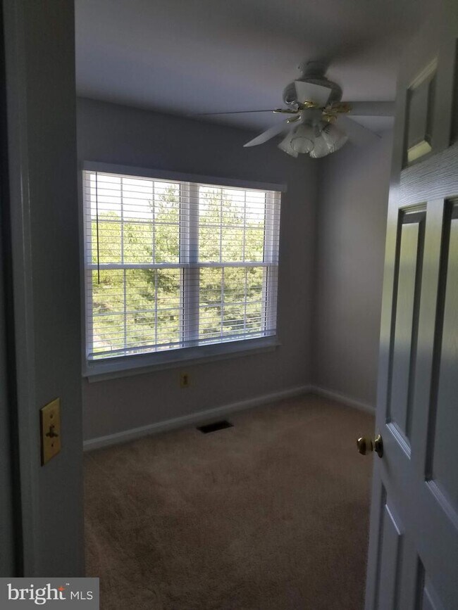 Building Photo - 104 Hackley Ct
