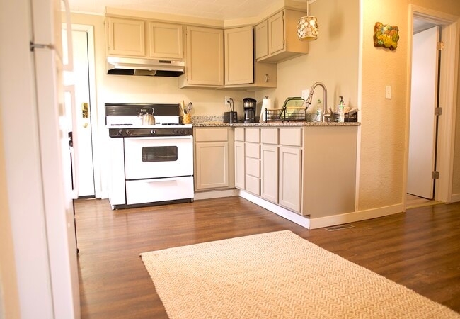 Cocina de chef completamente equipada con estufa de gas - 10207 Oak Ave