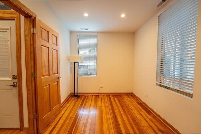 Foto del edificio - 3324 N Hoyne Ave