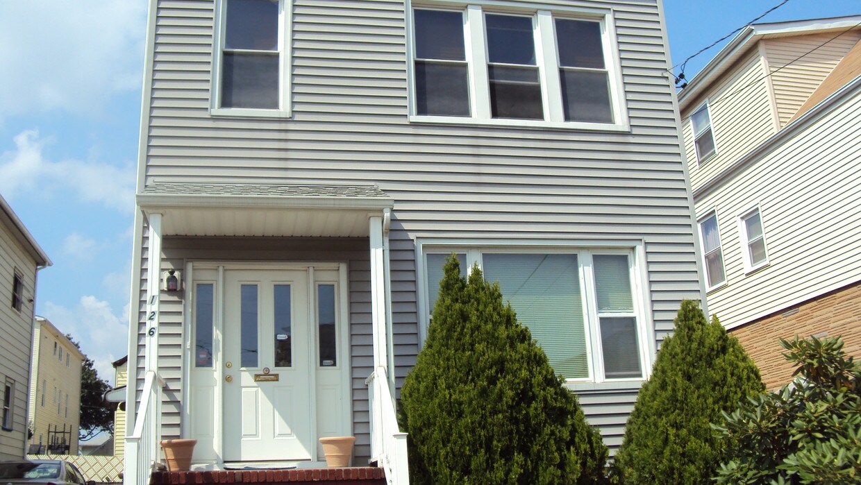 Primary Photo - 126 Blaine St