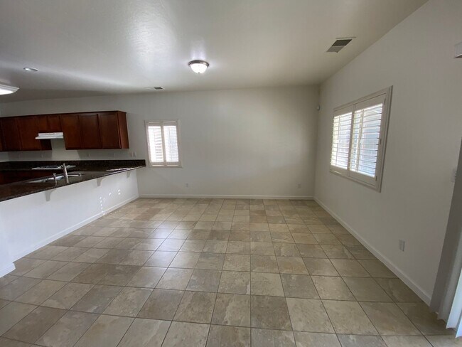 Building Photo - Spacious home with pool Rent Ready!