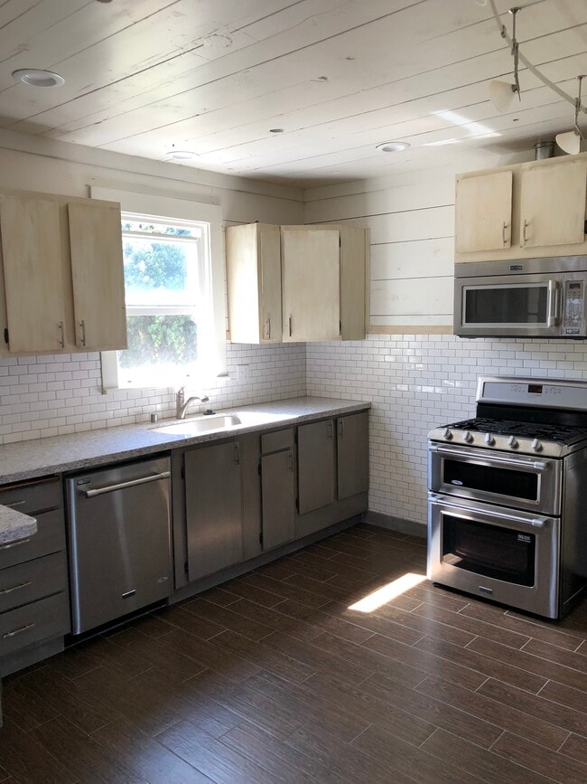 Building Photo - 1059 Main St