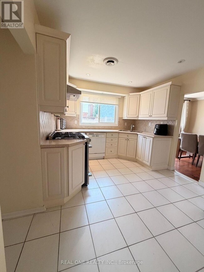 Building Photo - 2150 Herridge Dr