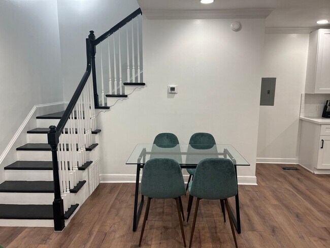 Building Photo - Gorgeous Upscale Renovation 1 BR in Univer...