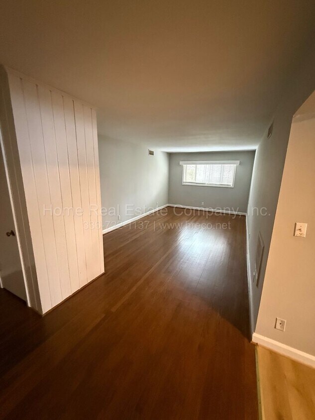 Building Photo - 2425 Queen St