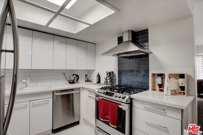 Building Photo - 108 W Maple St