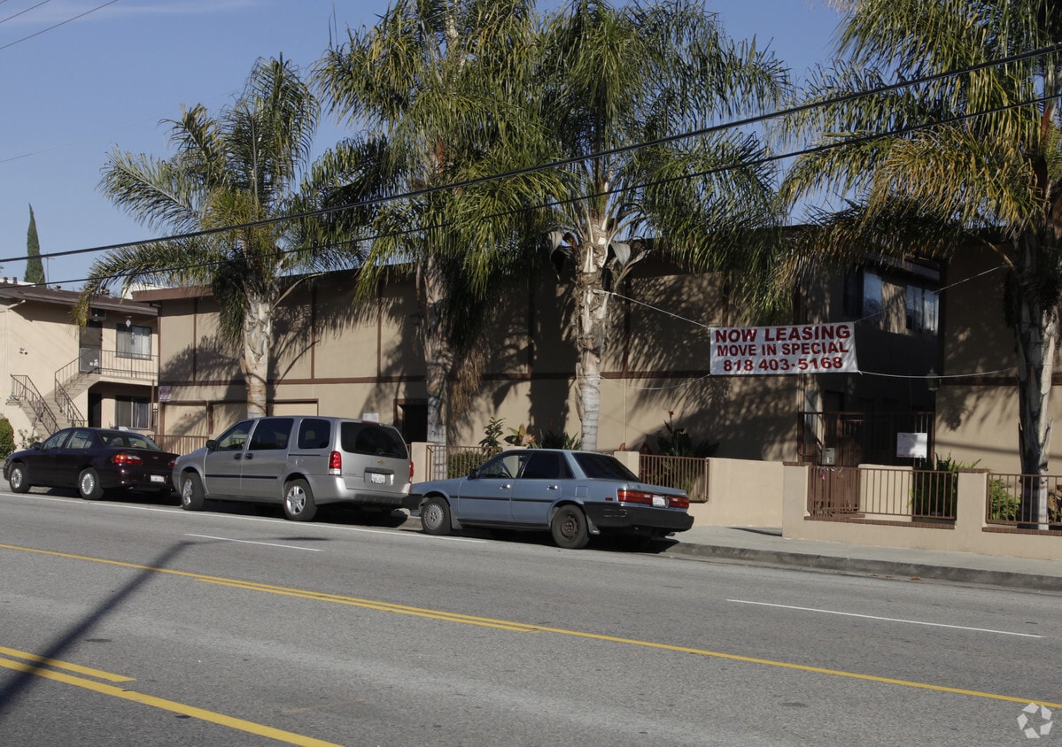 Fulton Townhomes 6060 Fulton Ave Van Nuys, CA Apartments for Rent