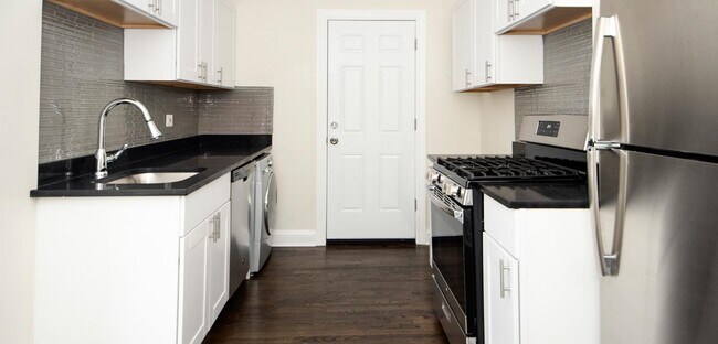 Foto del edificio - 3817 N Greenview Ave